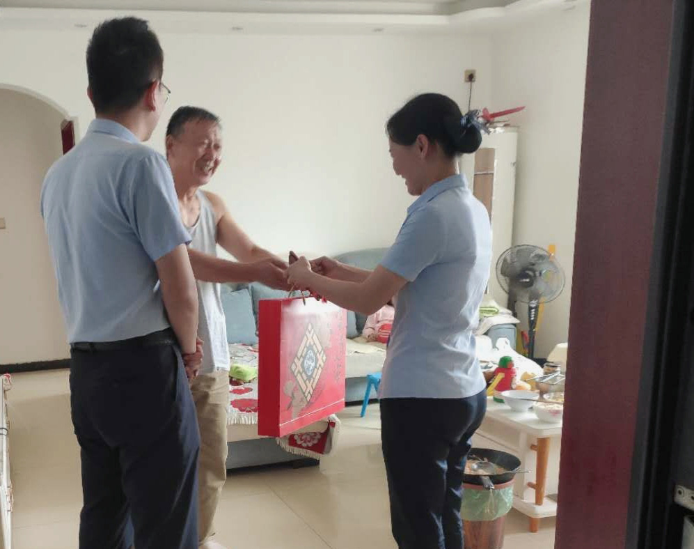 慰问老人2-春天苑.jpg